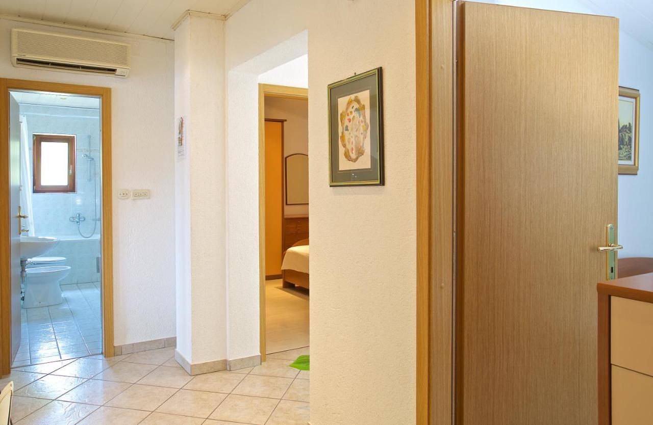 Apartments Vinka Jelsa  Exterior photo